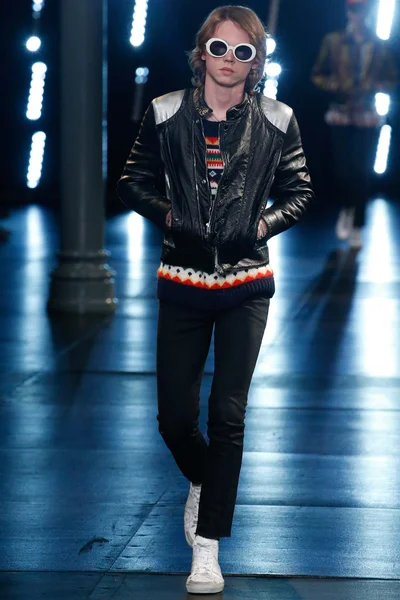 Look 32